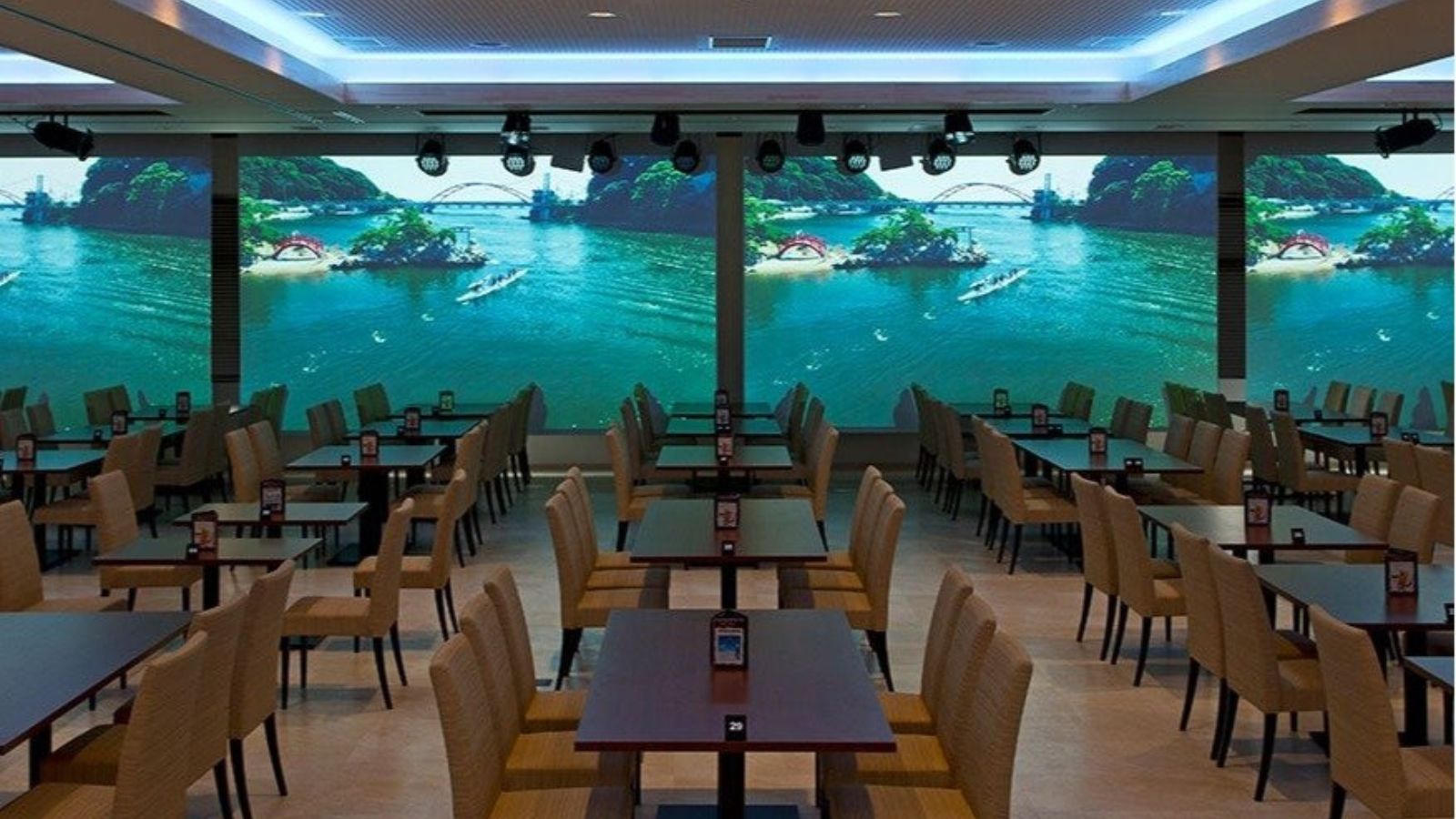 宴会場兼会場　スクリーン海（昼）