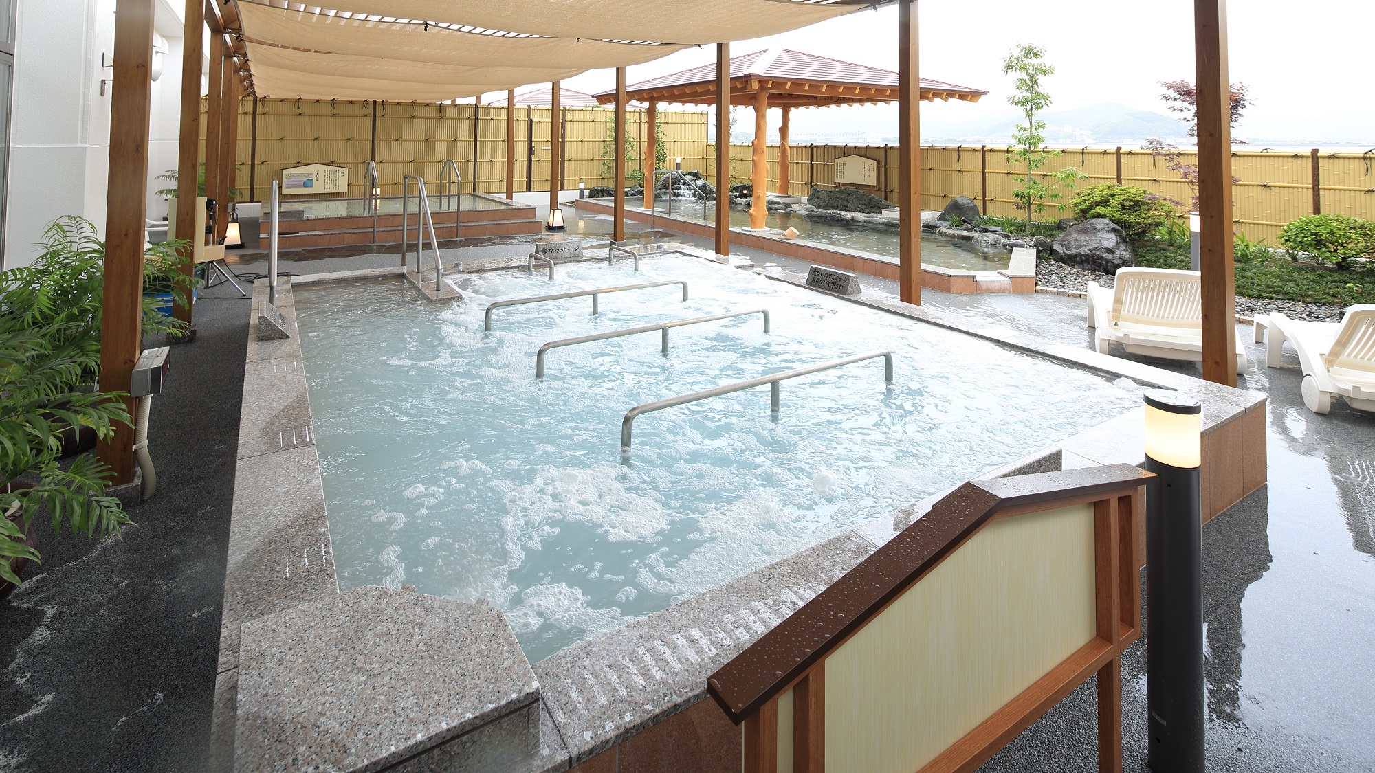 【万葉の華】回遊風呂