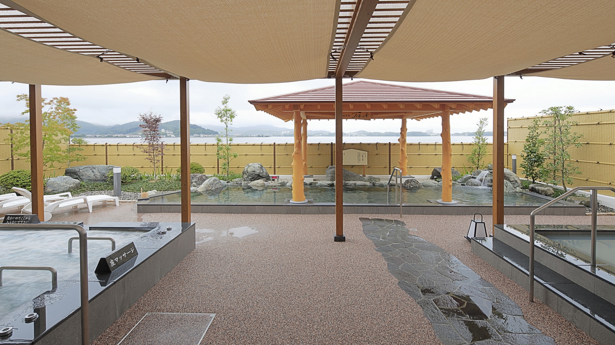 【万葉の華】露天エリア