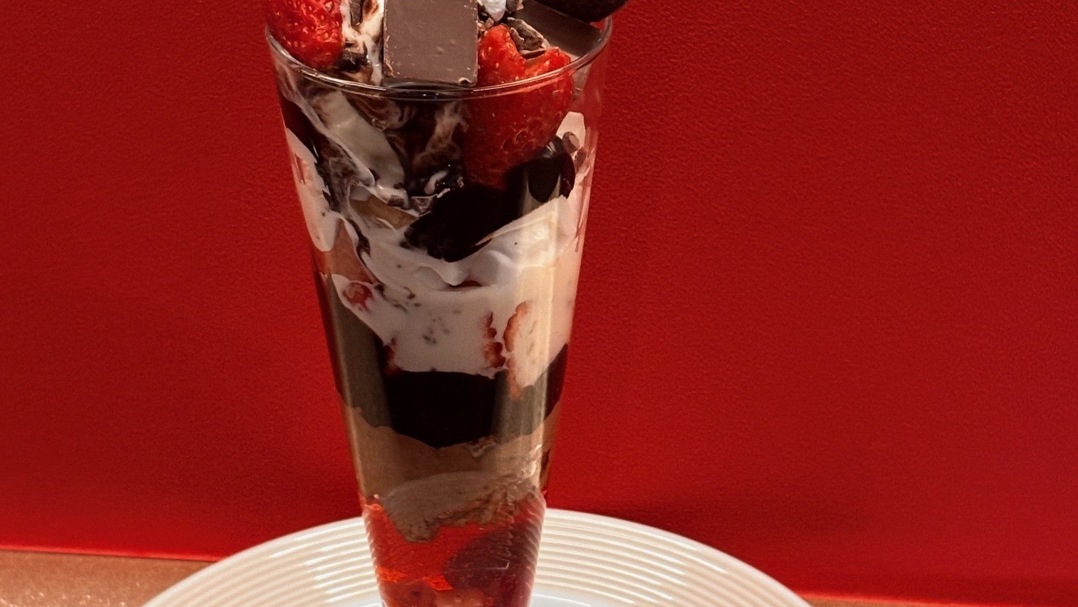 ラウンジ『クラッセリア』特製チョコっと苺パフェ