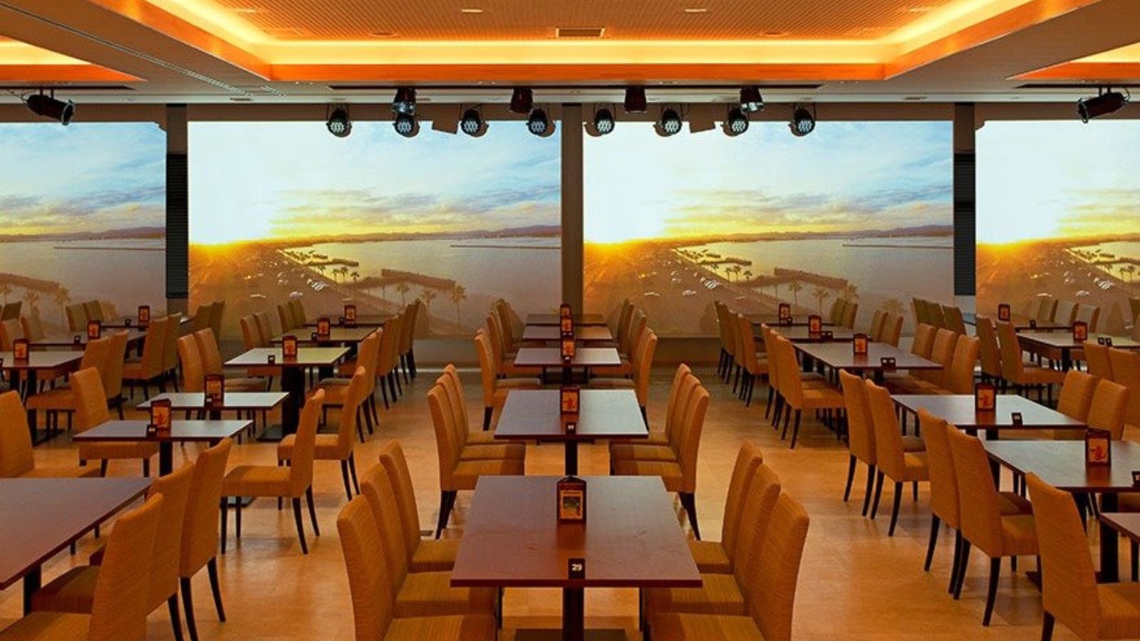 宴会場兼会場　スクリーン海（夕）