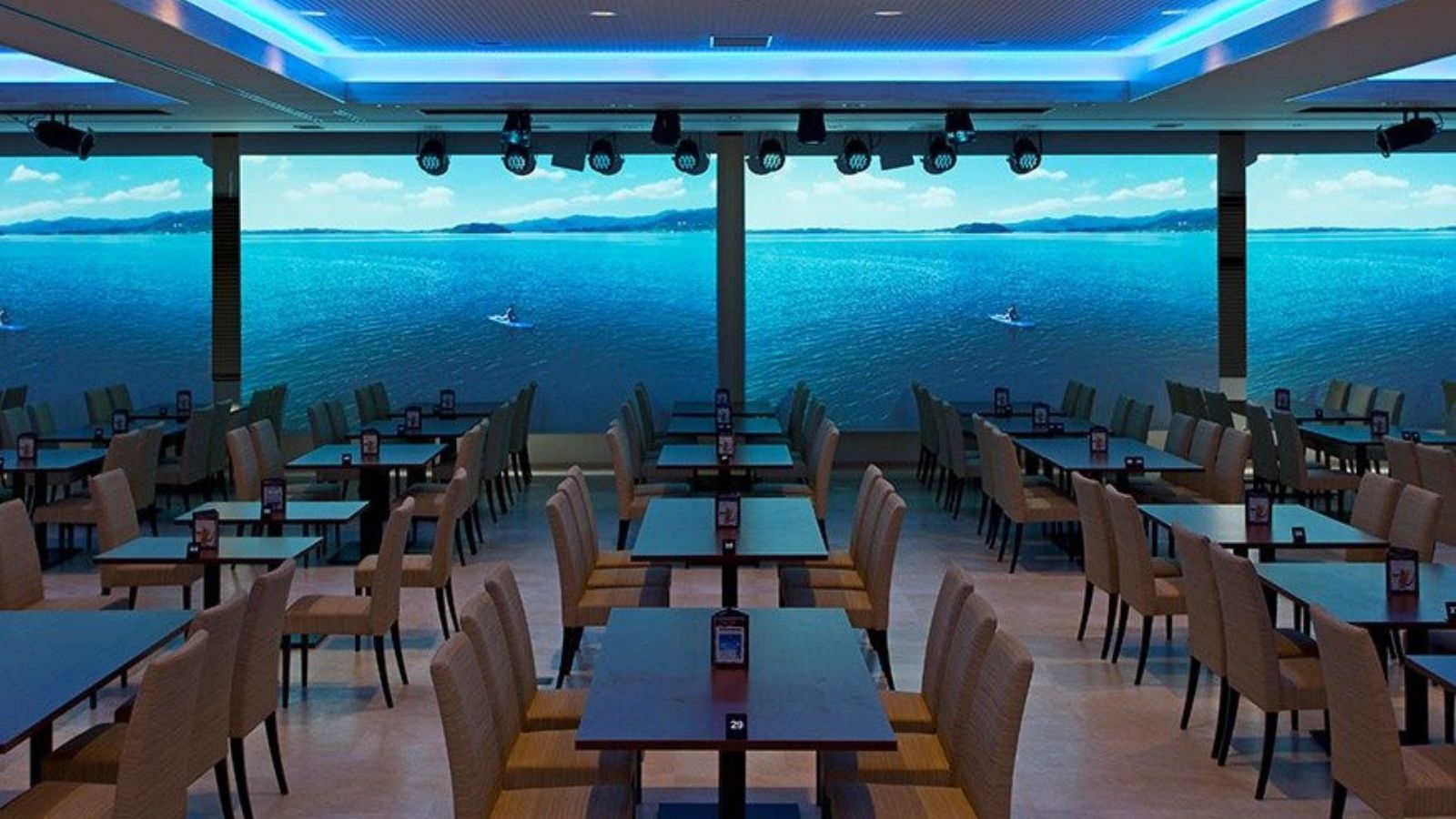 宴会場兼会場　スクリーン海（朝）