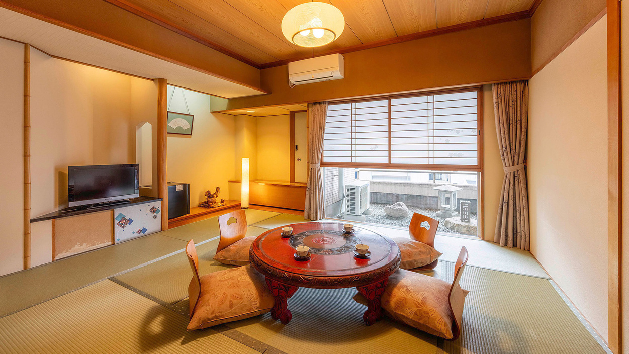 【スーペリア和室10畳】お部屋の調度品にもこだわりを。繊細な和が心を癒します。