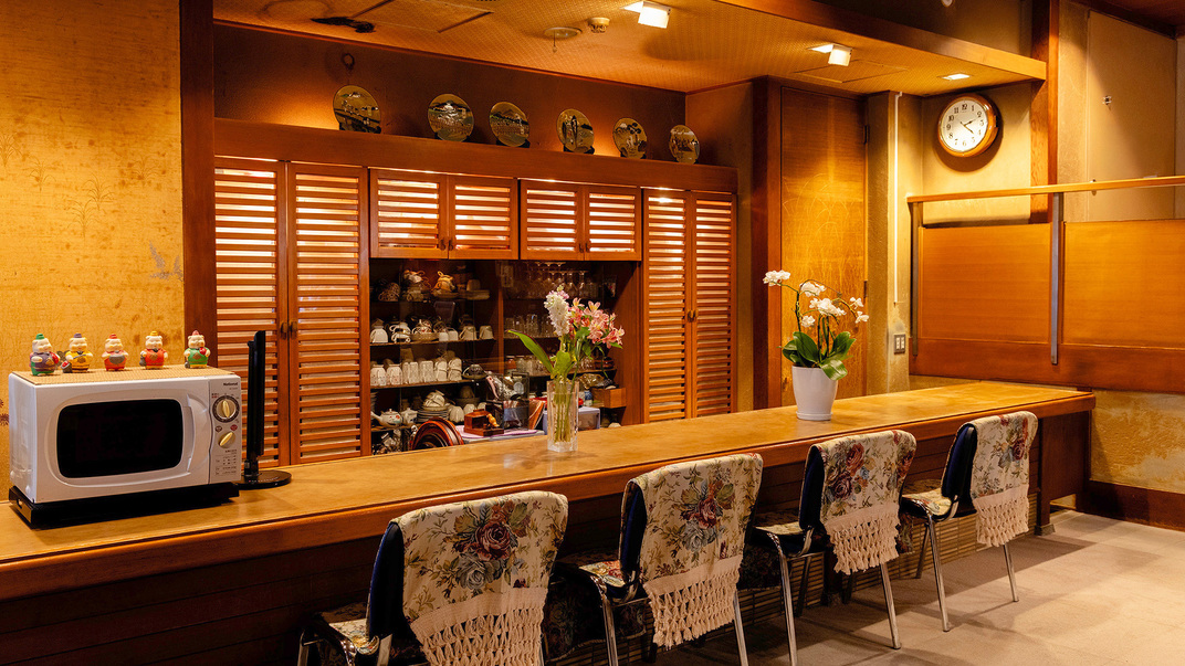 【ラウンジ】チェックイン後にほっと一息。電子レンジはご宿泊者様無料で利用可能です。