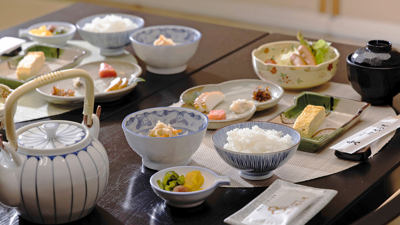 【ご朝食】素朴だから  こそ感じる「和」の味わい。炊き立てごはんに、思わず箸がすすみます。