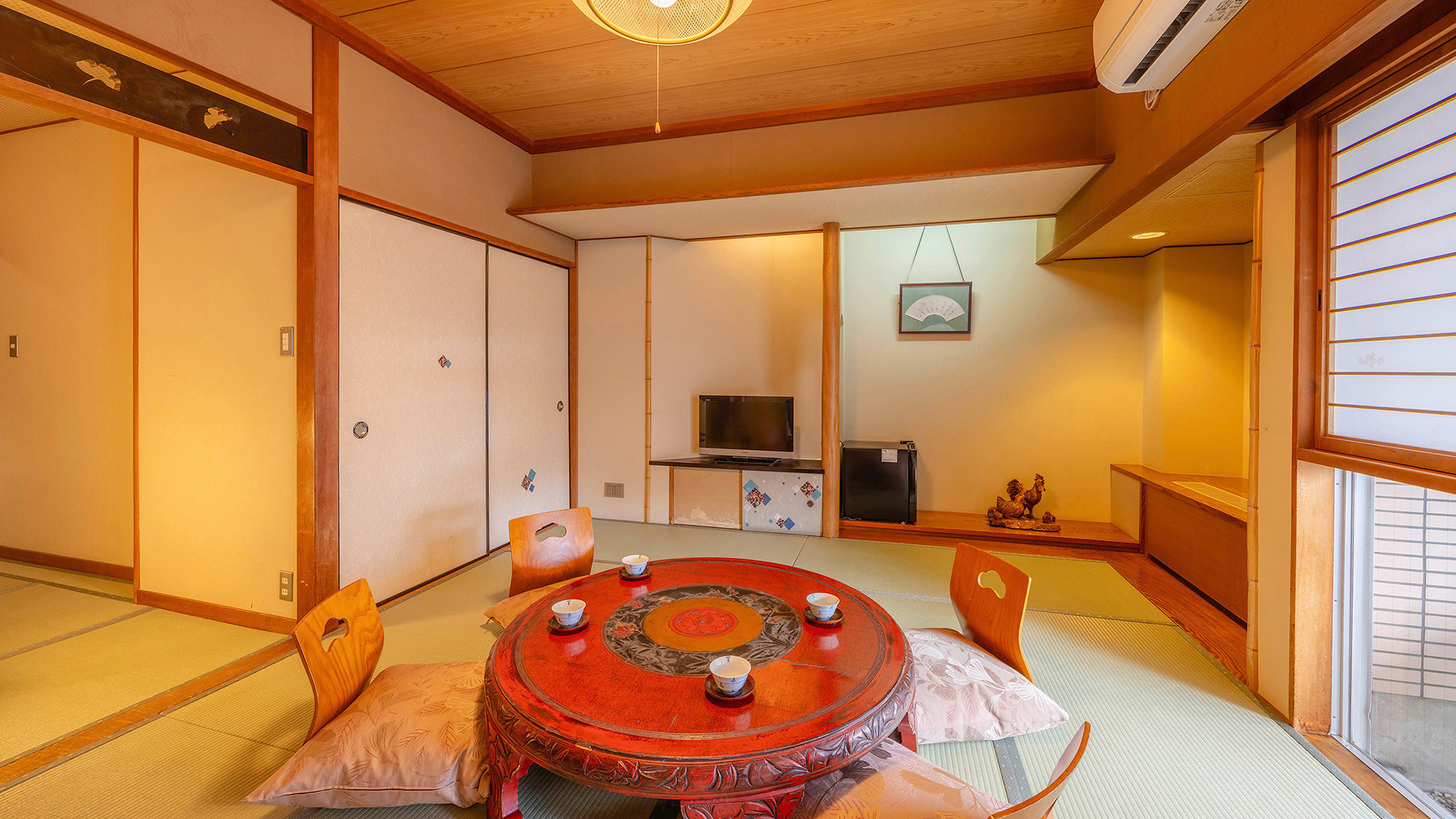 【スーペリア和室10畳】お部屋の調度品にもこだわりを。繊細な和が心を癒します。