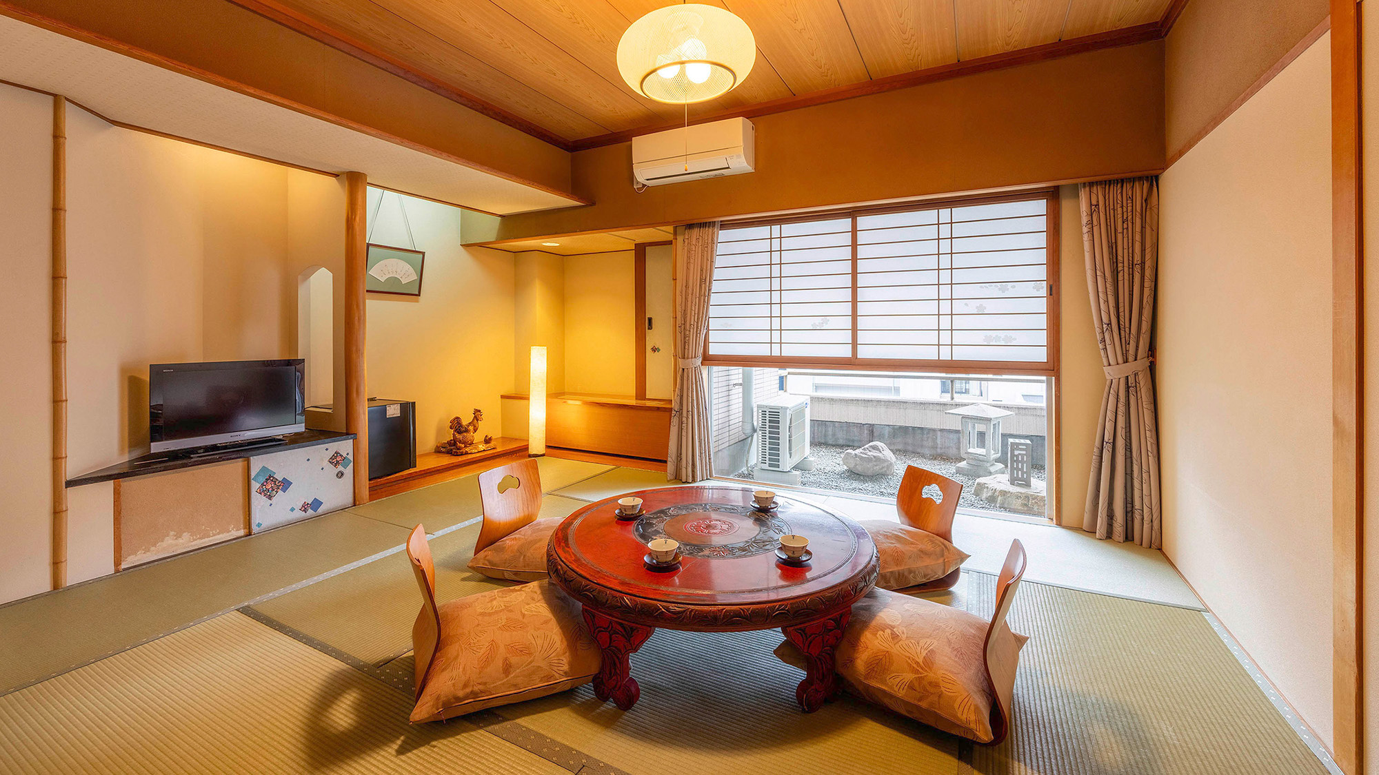 【スーペリア和室10畳】お部屋の調度品にもこだわりを。繊細な和が心を癒します。 