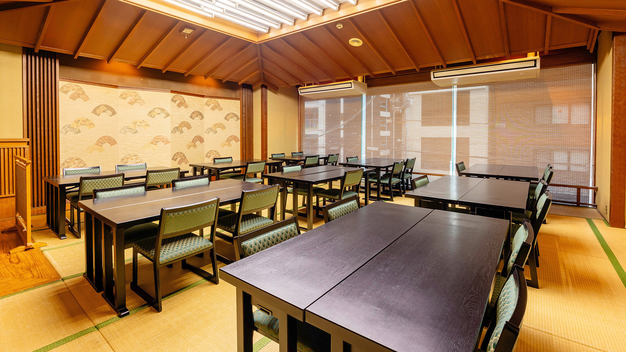 【大広間：なにわ】お食事は夕・朝ともに広間食になります。