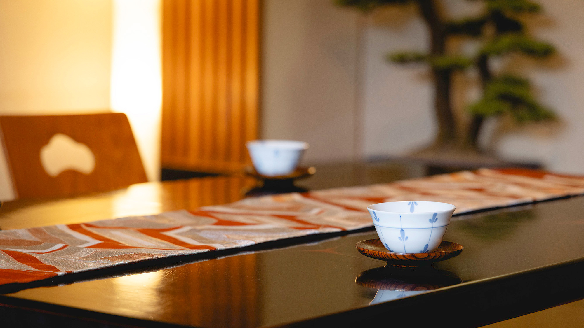 繁華街の中心にいることを忘れるほどの、落ち着いた和の空間。静かなお部屋でゆっくりと休息を。