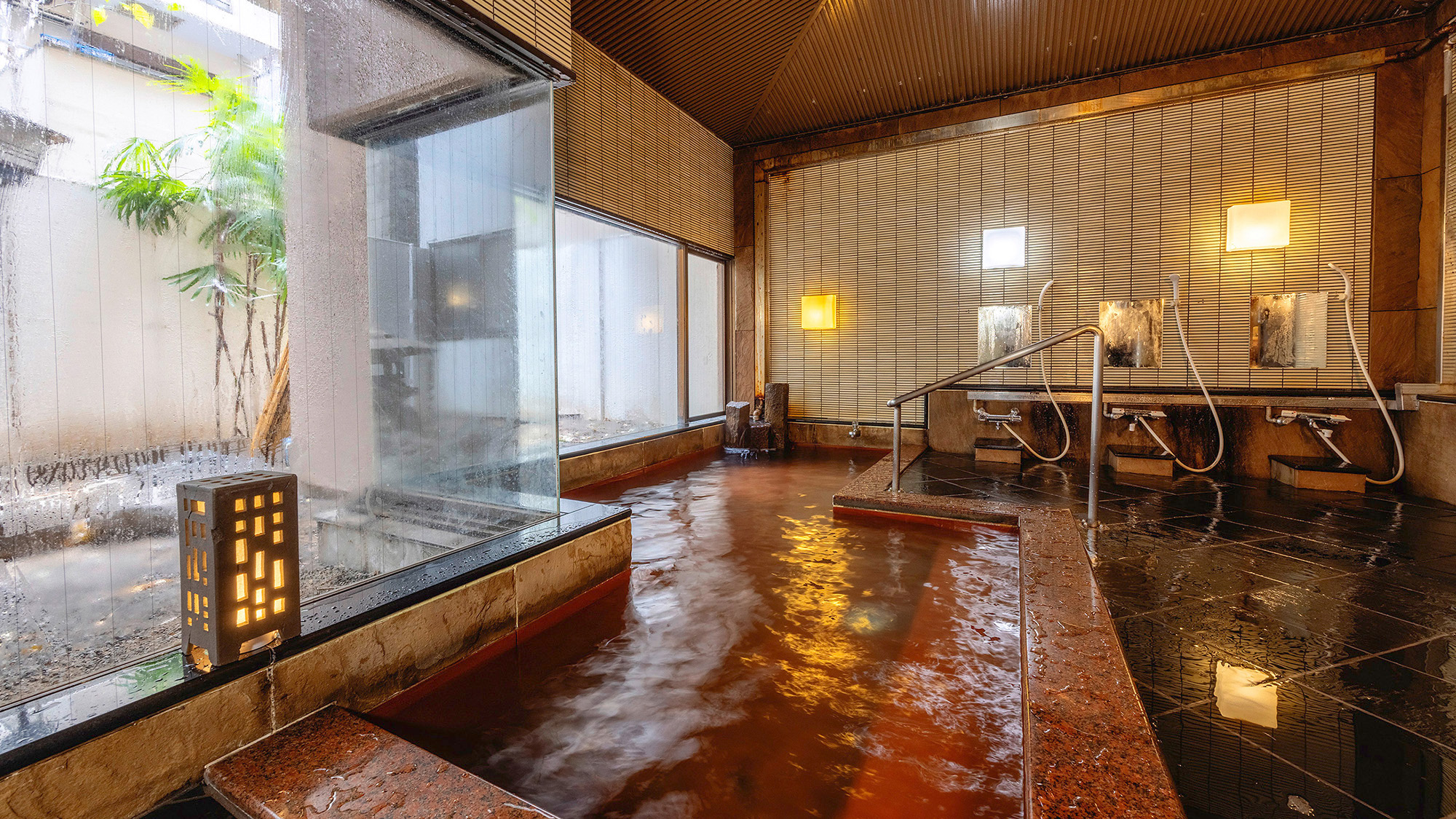 【大浴場】ご家族・グループに嬉しい！みんなで足をのばし、旅の疲れを癒してください。