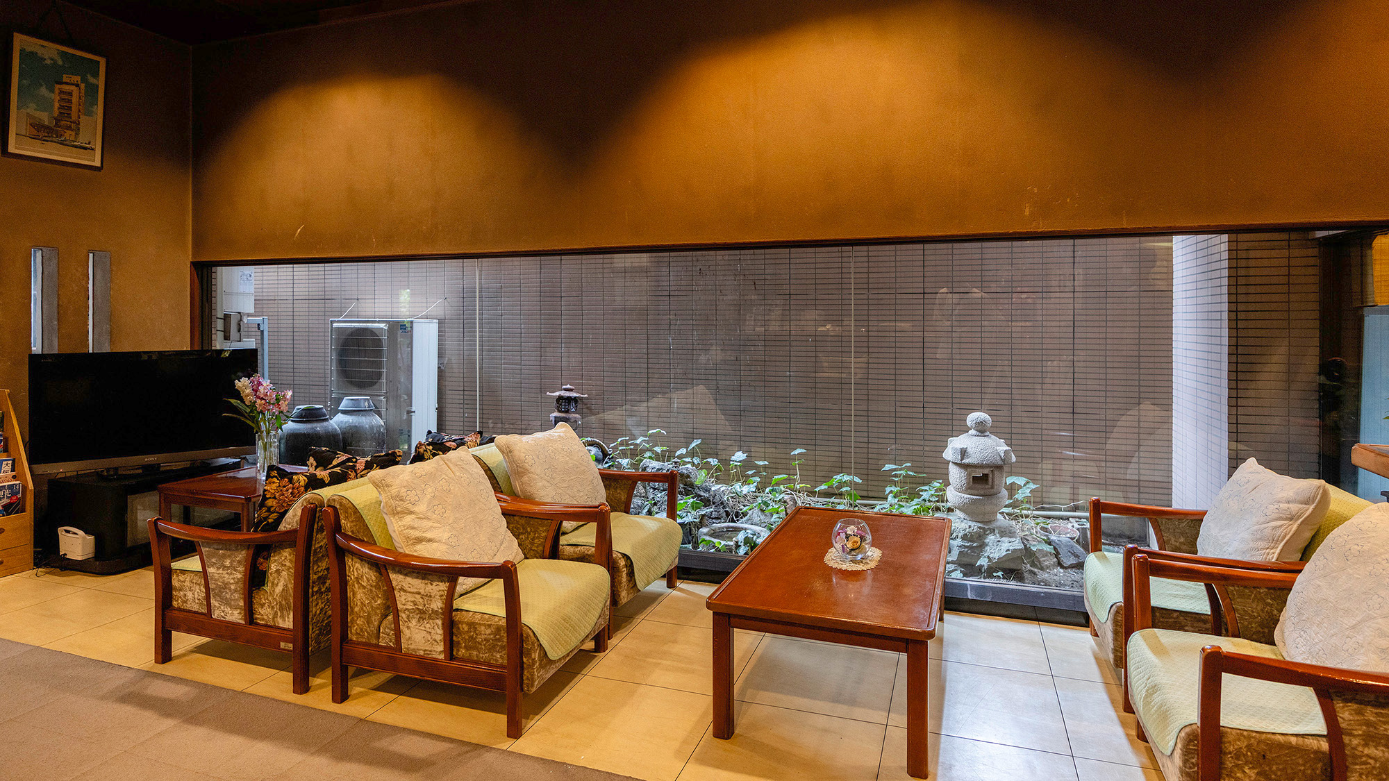 【ロビー】大阪のまちをたっぷり練り歩いたら、チェックイン後にほっと一息。