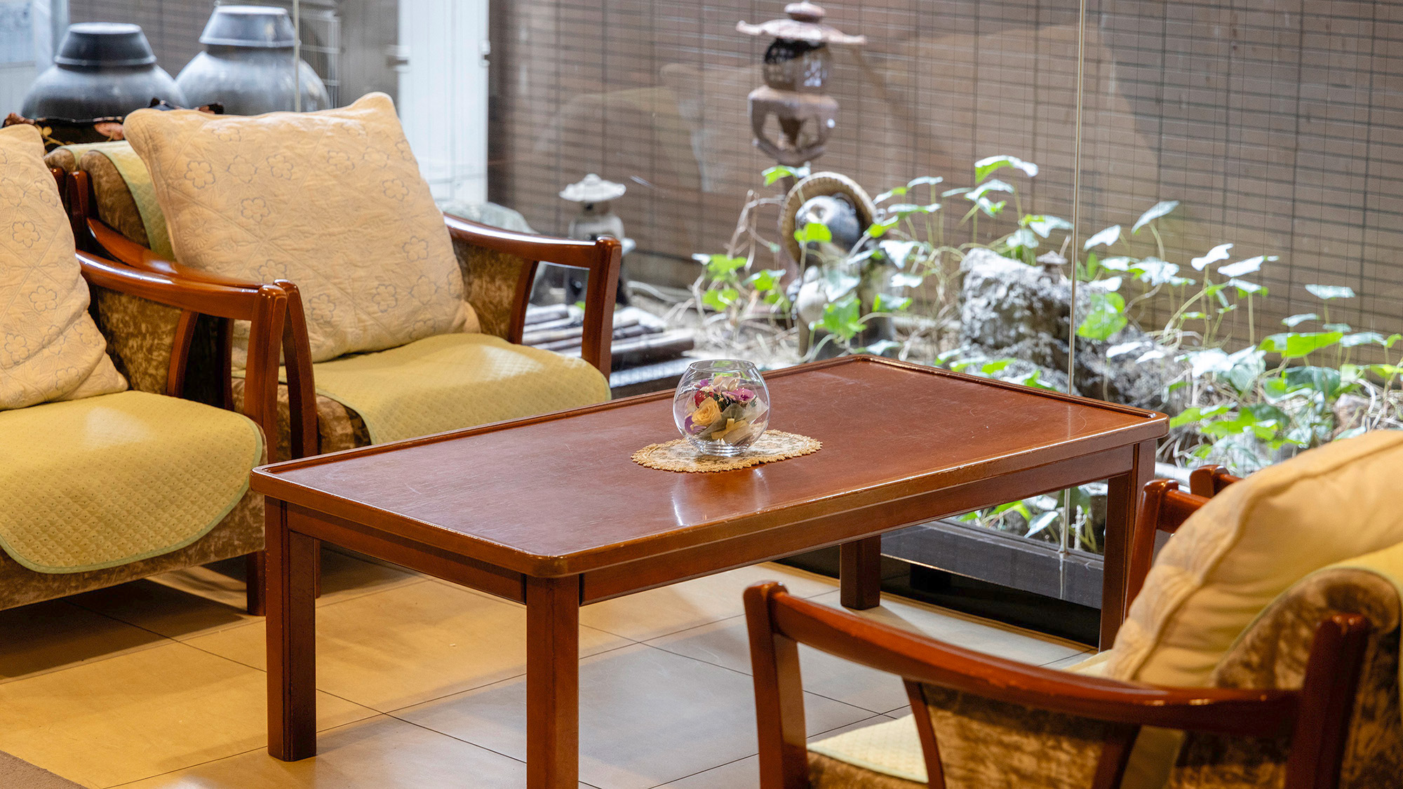 【ロビー】大阪のまちをたっぷり練り歩いたら、チェックイン後にほっと一息。