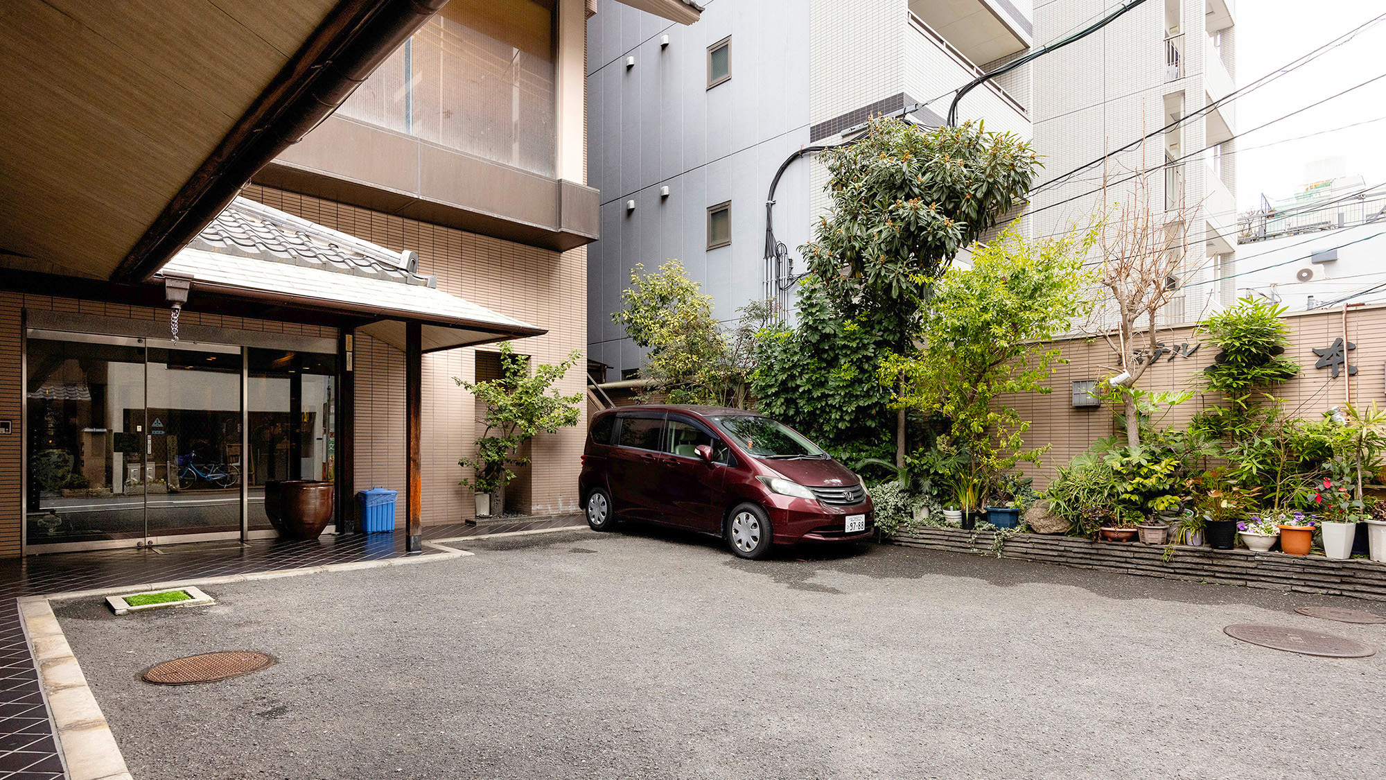 【駐車場】全3台・要予約。事前に当館までお電話ください。