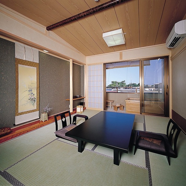 Guest room with open-air bath (all rooms are non-smoking.)