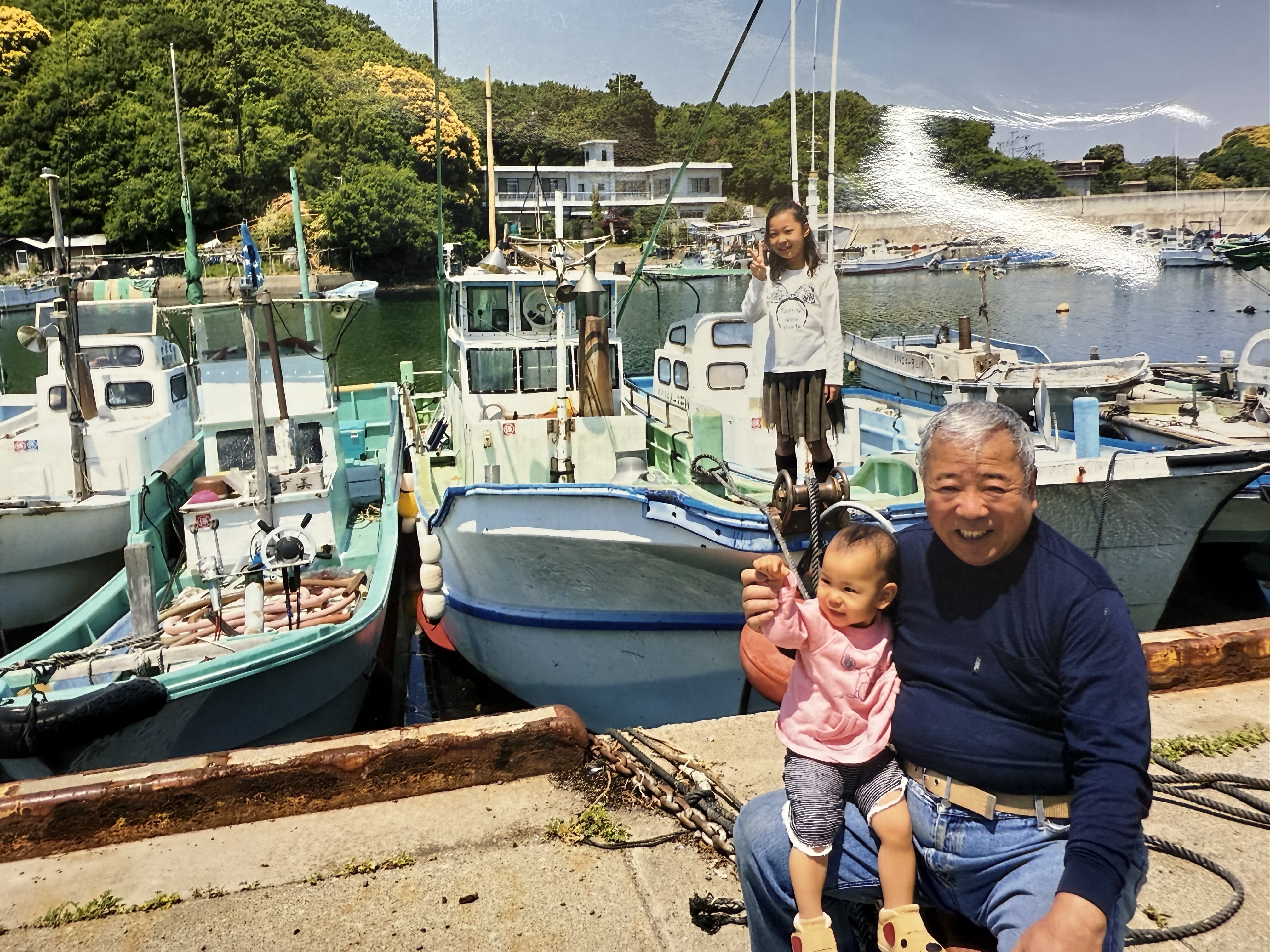 自家舟「一進丸」と大将。