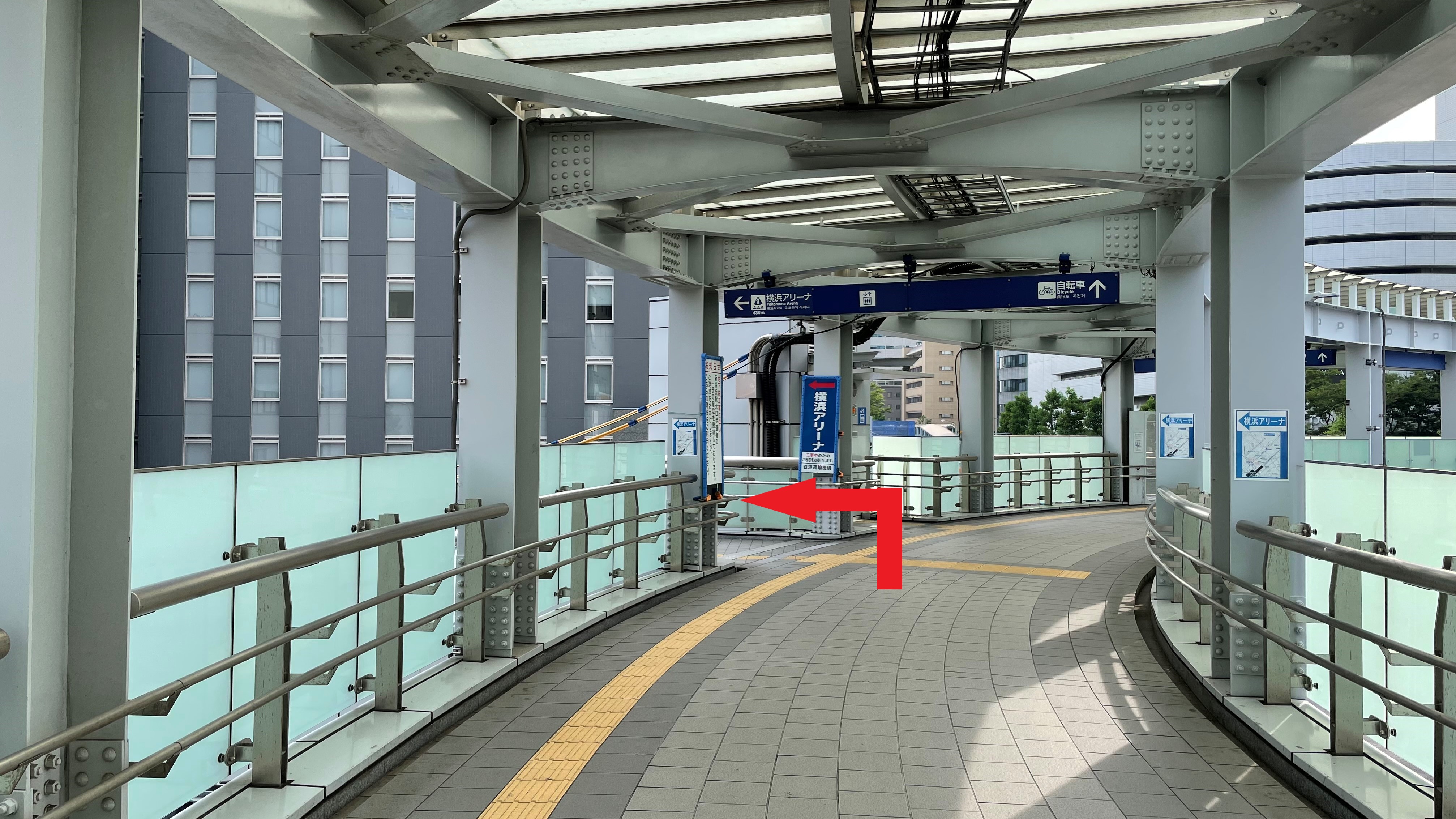 順路⑧「横浜アリーナ」方面の階段か、手前のエレベータをご利用ください