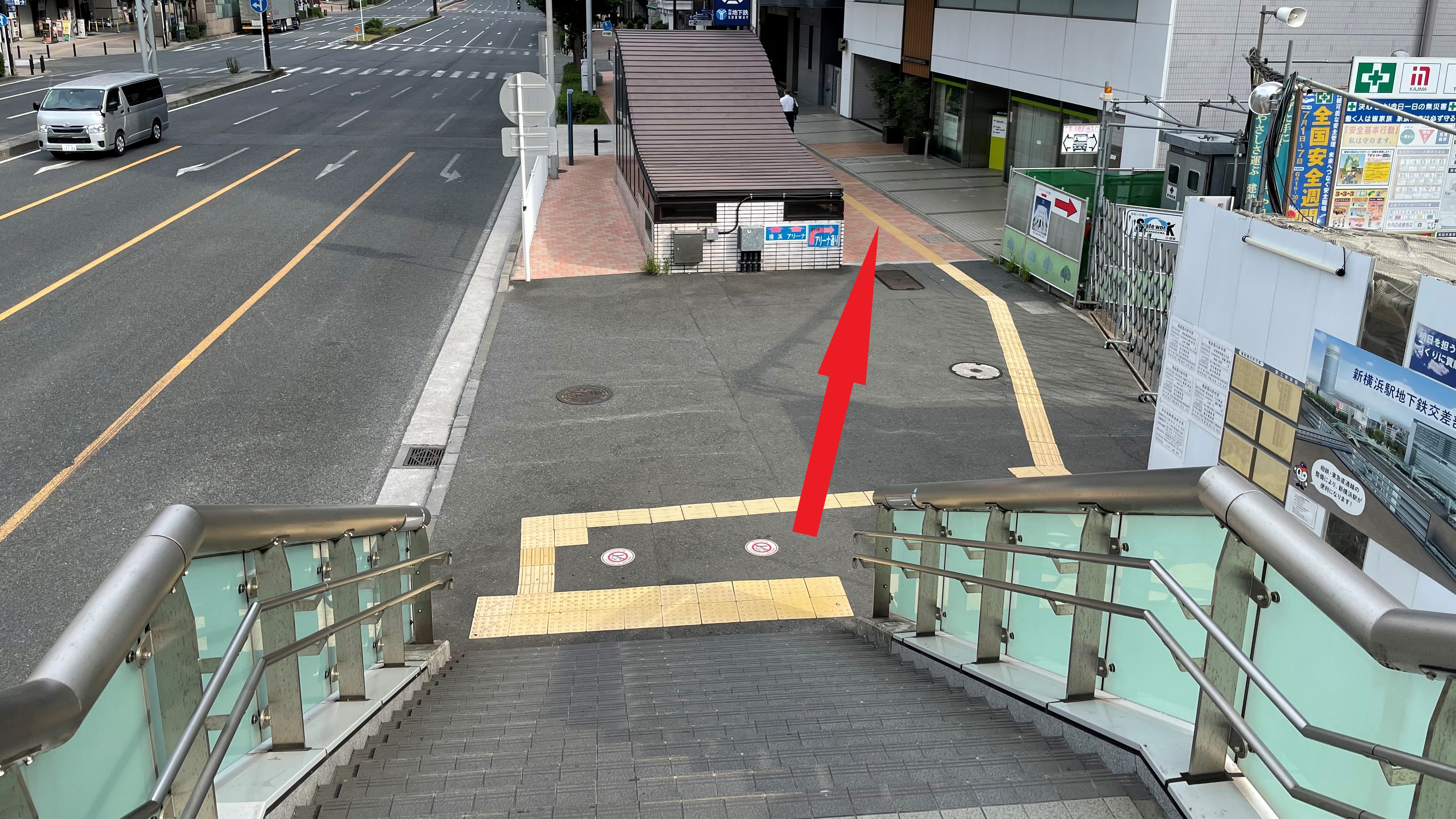 順路⑨階段からは地下鉄の出入り口と三井住友銀行が見えます