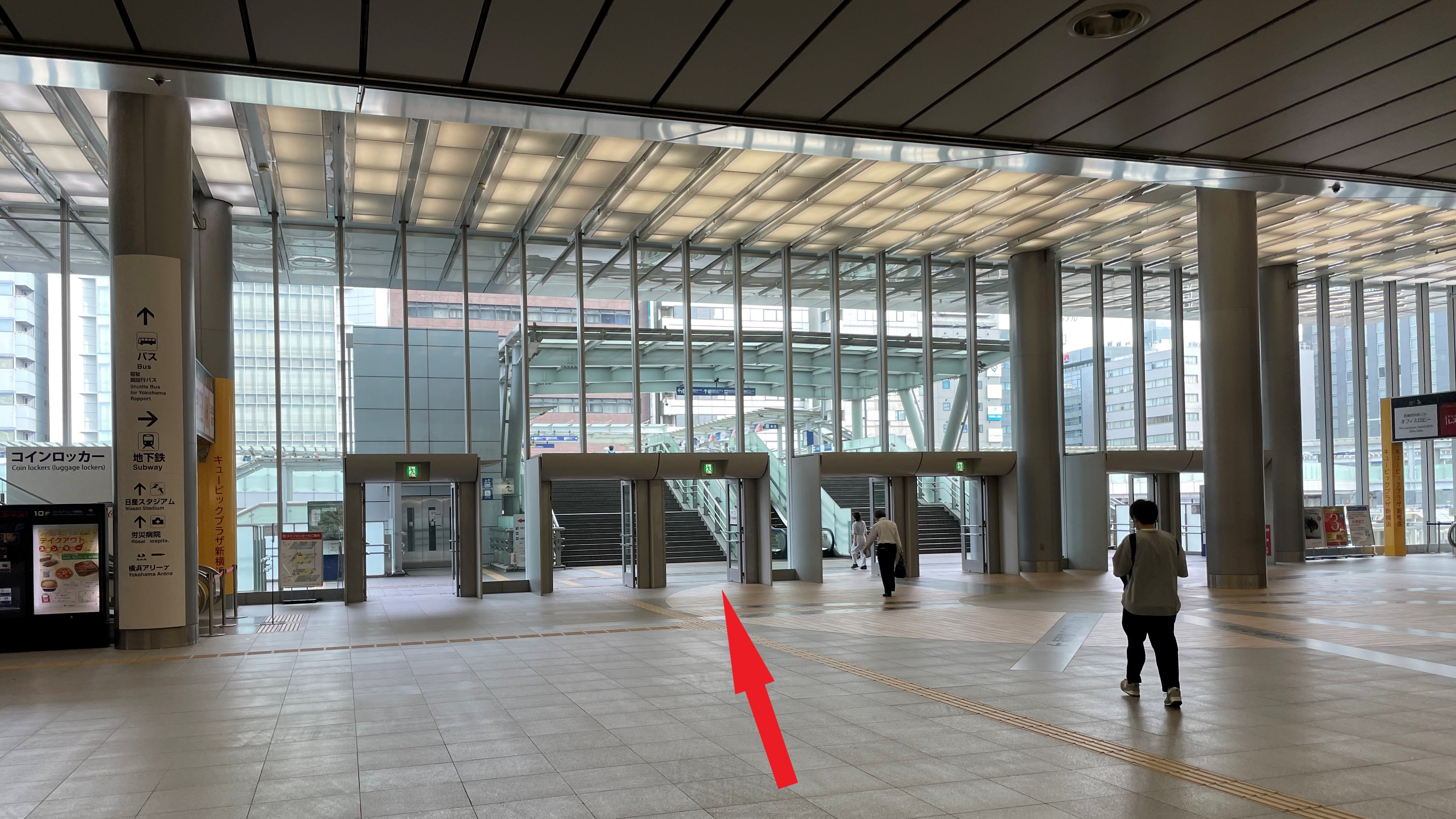 順路①JR新横浜駅北口改札を背に建物を出ます