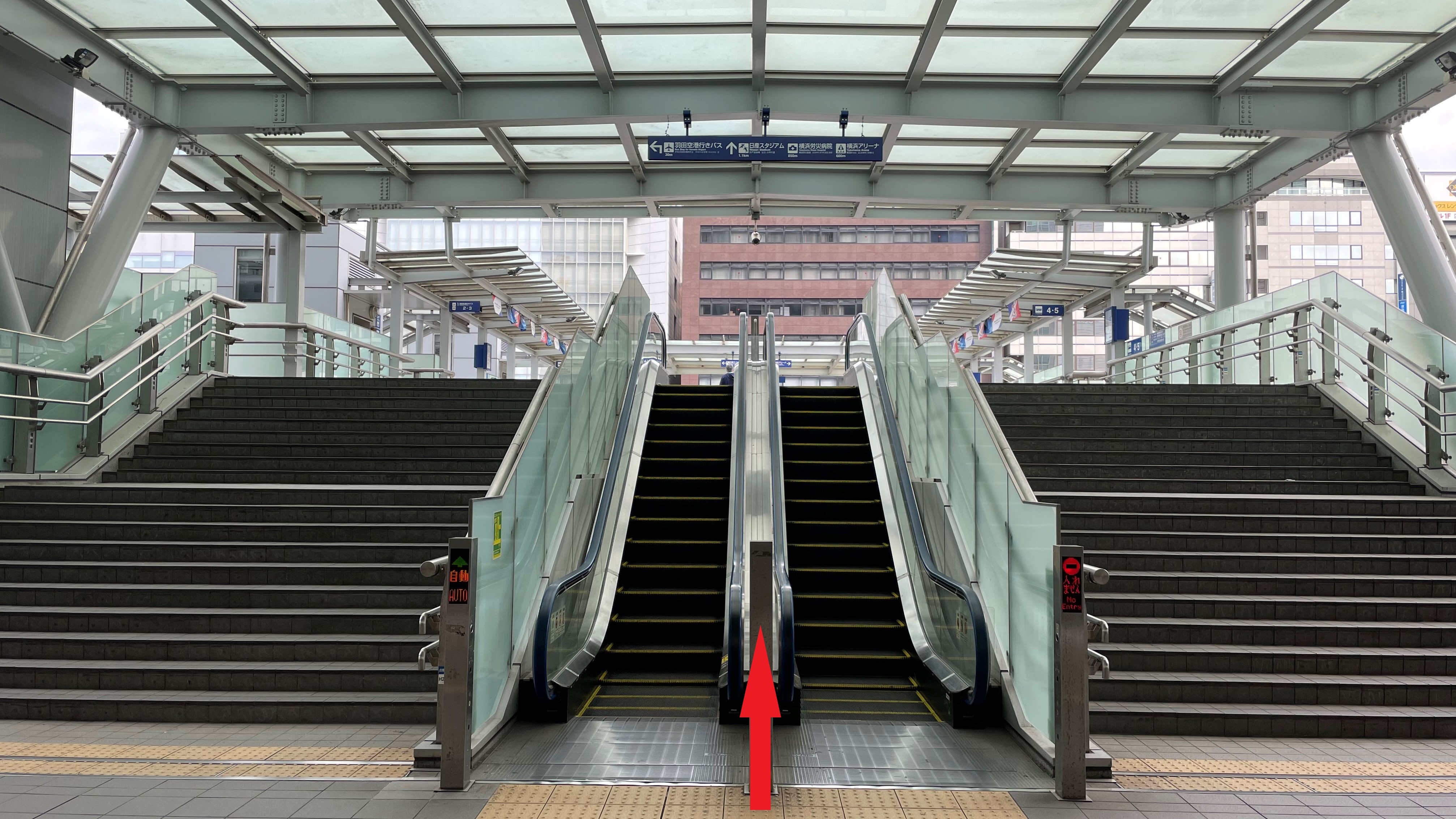 順路②JR新横浜駅の出口を抜けると短いエスカレータがありますので上ります