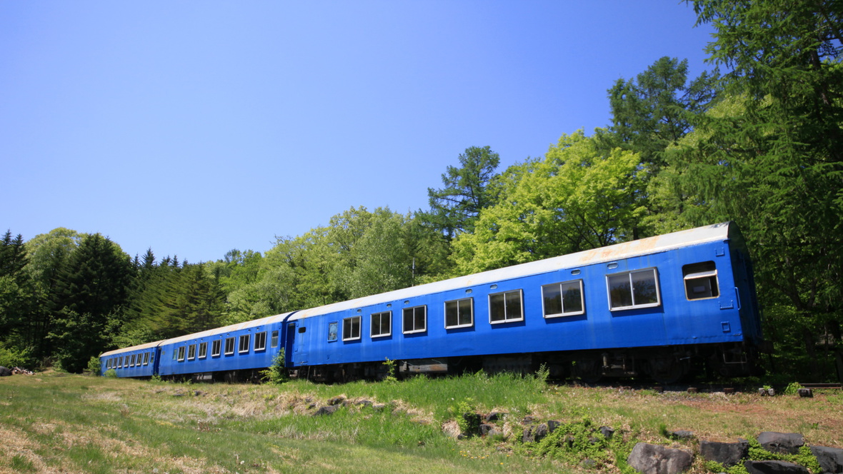 【列車村広場】