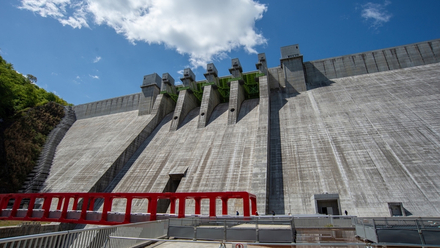 【八ッ場ダム】約70年の時を経て2020年に完成したダム。貯水量は東京ドーム87個分の規模