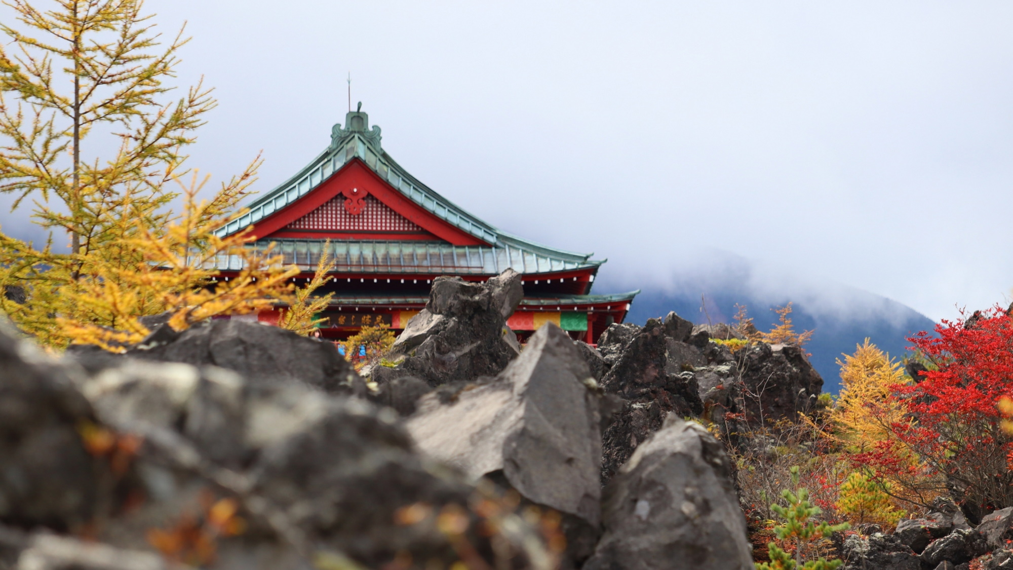 【鬼押出し園】240年以上前に起きた浅間山噴火の溶岩群で形成された奇勝地（秋）