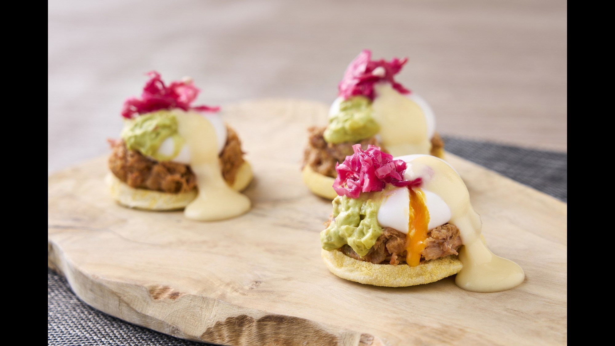 2026新メニュー　朝食_プルポークベネディクト