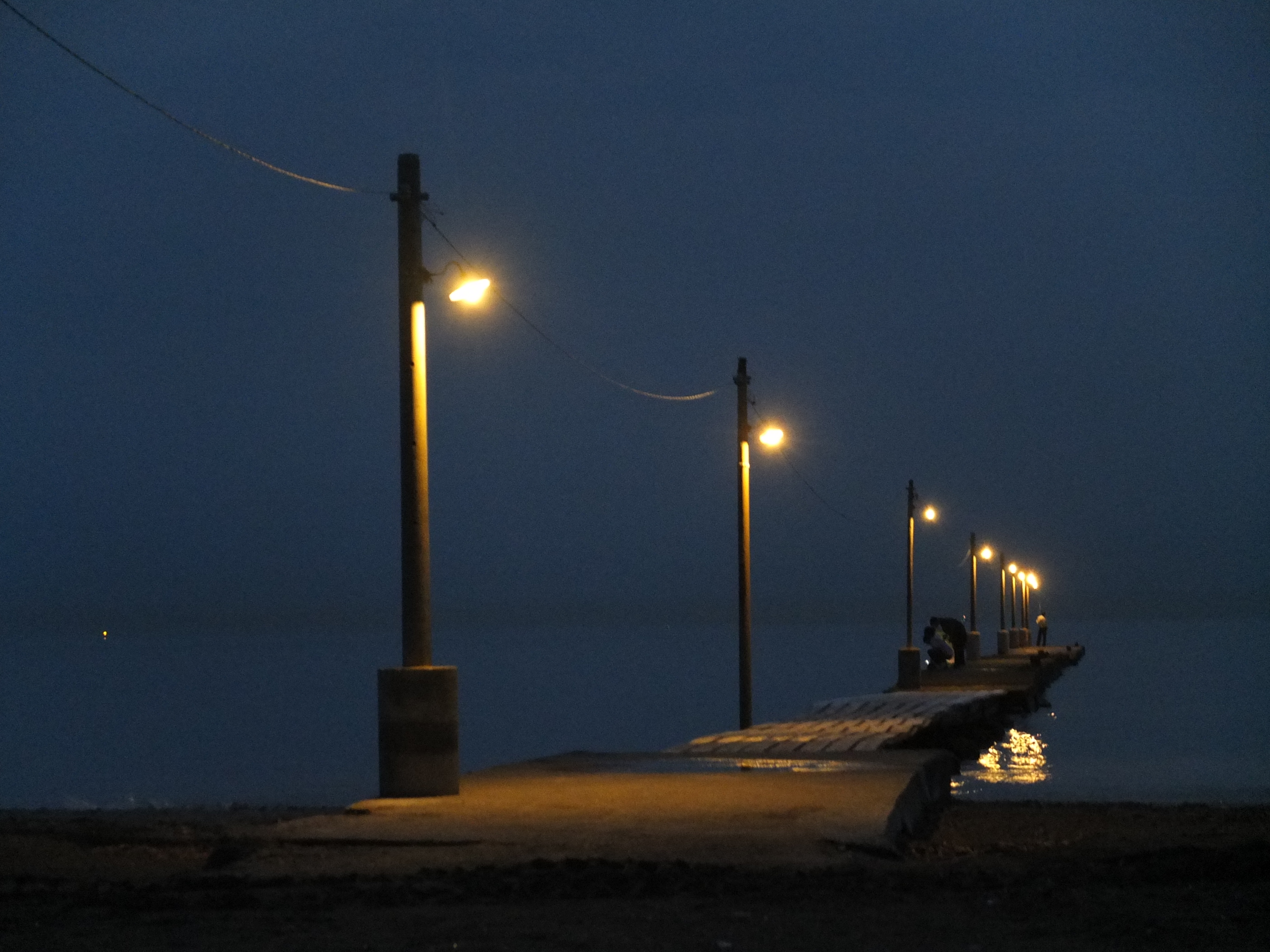 夜もレトロな雰囲気の岡本桟橋