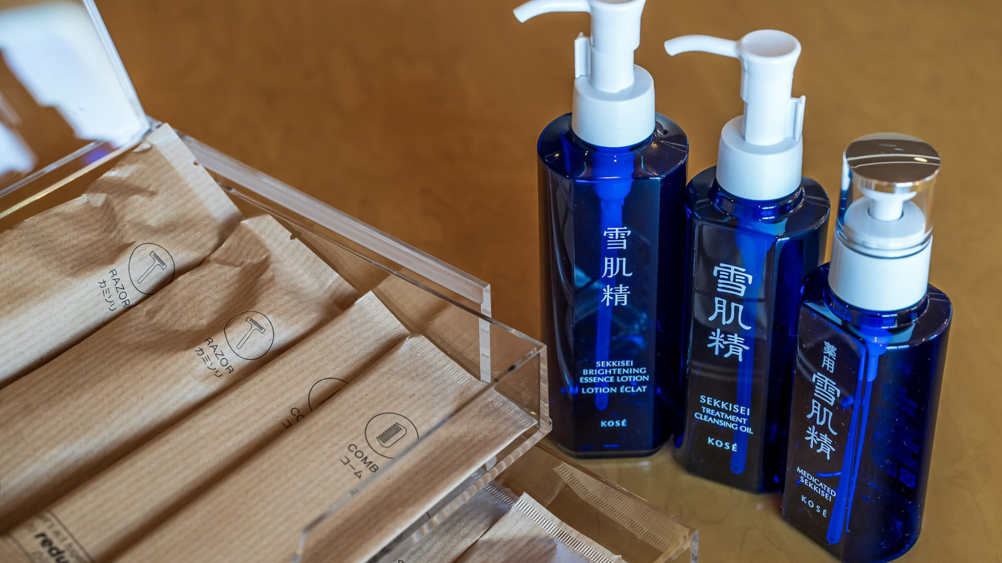 スイートルーム限定で雪肌精のアメニティーをご用意しております。