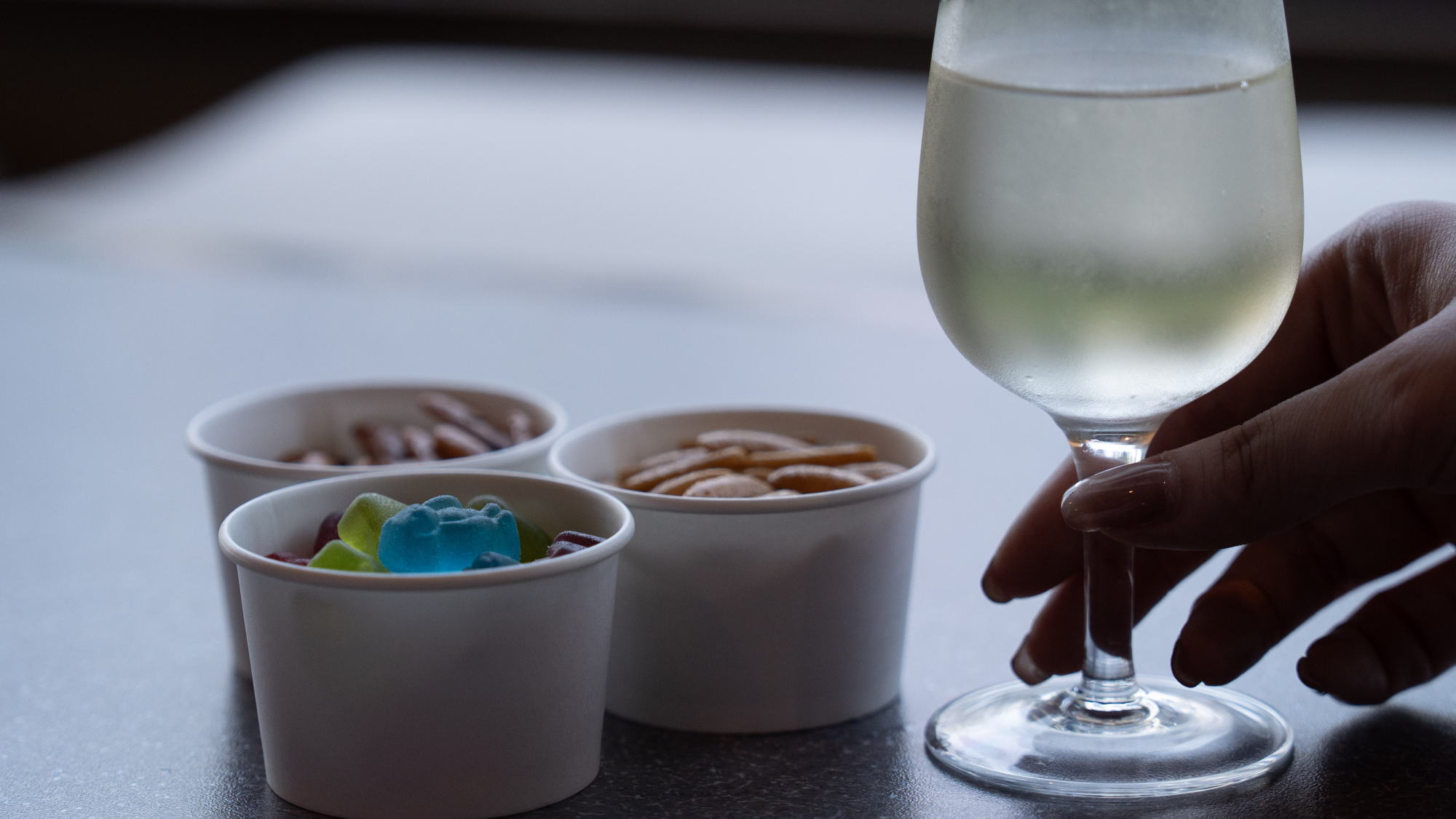 【ラウンジ特典】お酒やソフトドリンクに合う、おつまみもご用意しております。