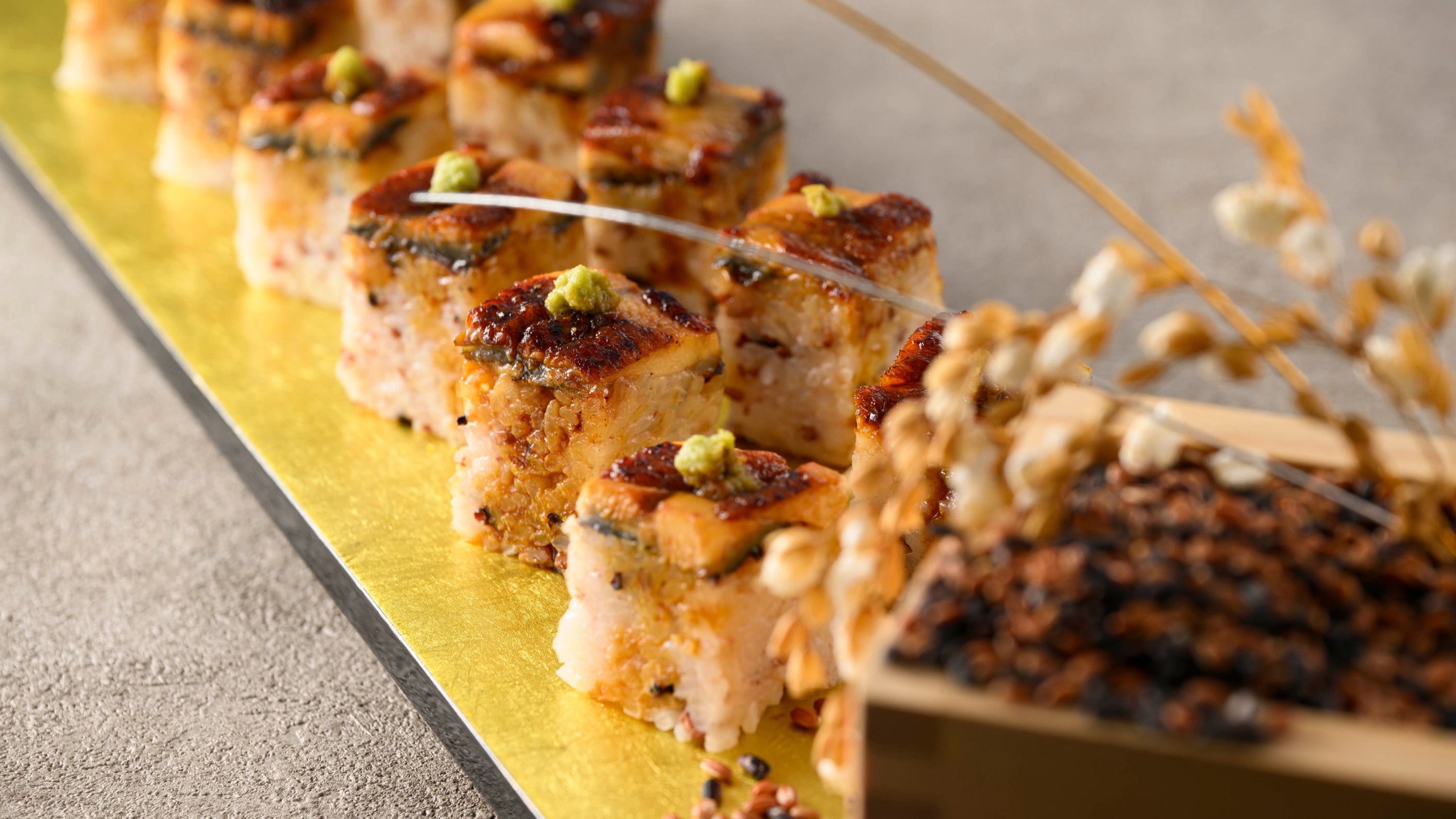 ＜夕食ビュッフェ＞奈良県産古代米の鰻押し寿司（イメージ）