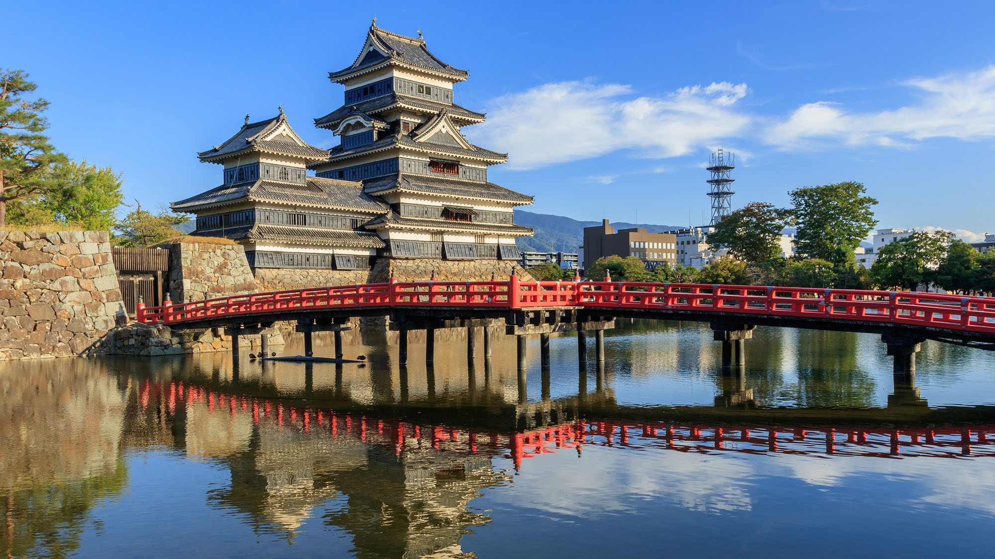 【松本城】日本の5つの国宝城郭のひとつ。ホテルから車約60分(高速道路+一般道)です。