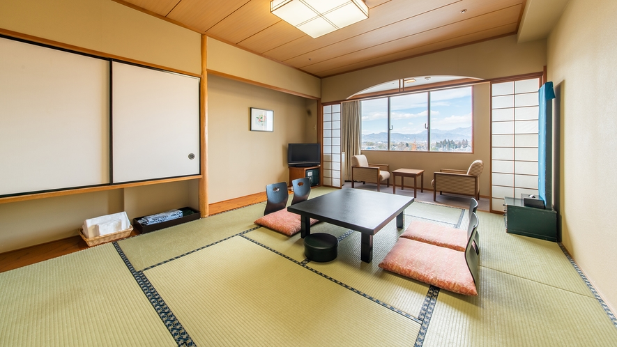 ［和室］10畳の広さの和室は、ファミリーやグループ旅行におすすめです。