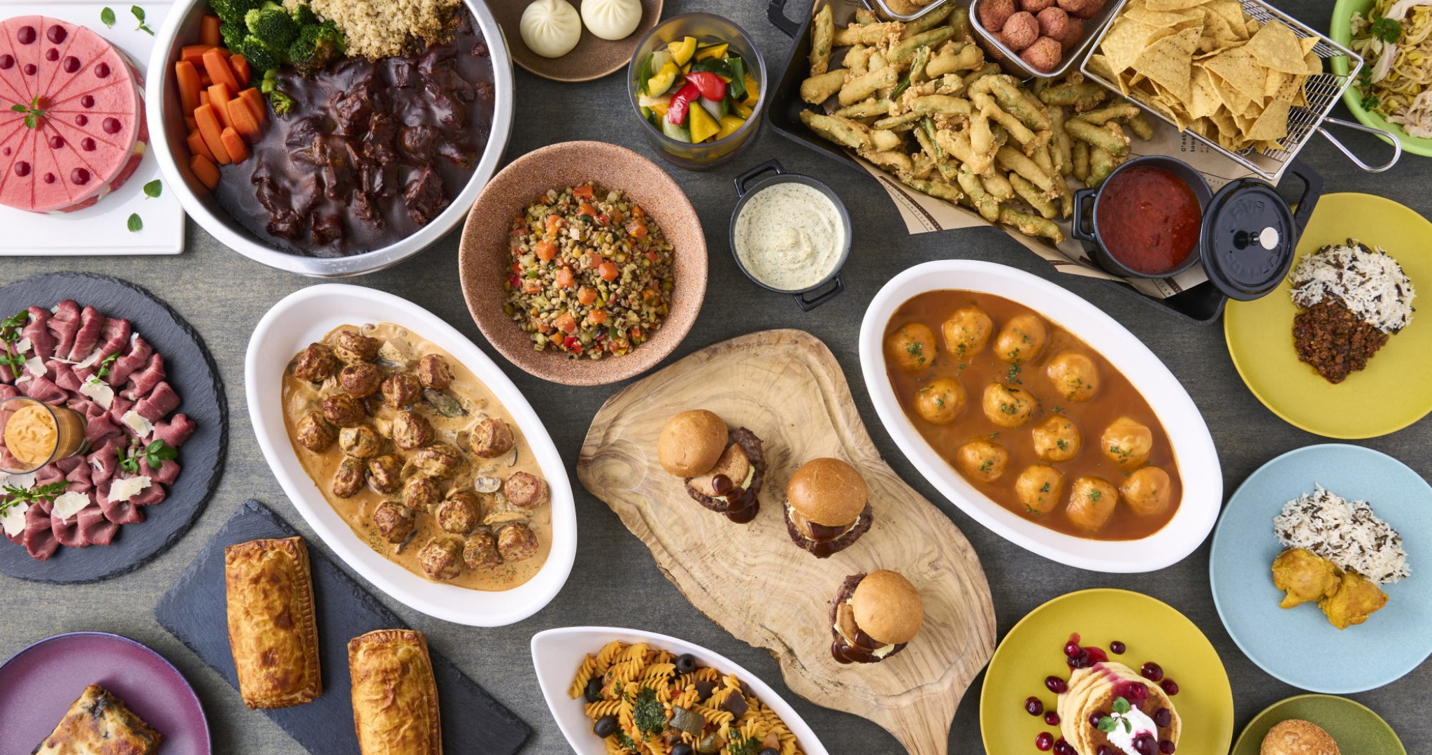 2026年4月1日より「マルシェ」をコンセプトにした、新メニューが登場。「マルシェ」はフランス語で「旬の食材が集まる市場」を意味します。旬の恵みを活かした料理と、ライブキッチンの躍動感、旅先ならではの新鮮な体験を、五感で味わえるメニューとしてお届けします。発見の楽しさに満ちた旅先のマルシェで過ごすひとときをお楽しみください。