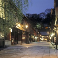 【ひがし茶屋街】 金沢市の卯辰山山麓を流れる浅野川の川岸に古い街並みが残り昔の面影をとどめています。
