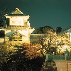 【石川門】 金沢城跡の東に位置する重要文化財です。豊かな緑の中、百万石の風格を漂わせます。※お車で約