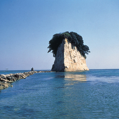 【見附島】形が軍艦に似ていることから軍艦島と呼ばれる奇岩※お車で約120分
