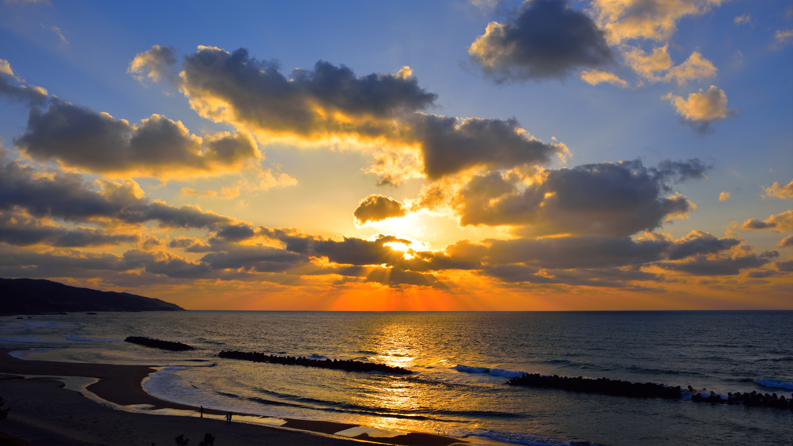 【夕陽】日本海の荒波に沈みゆく夕陽もまた格別