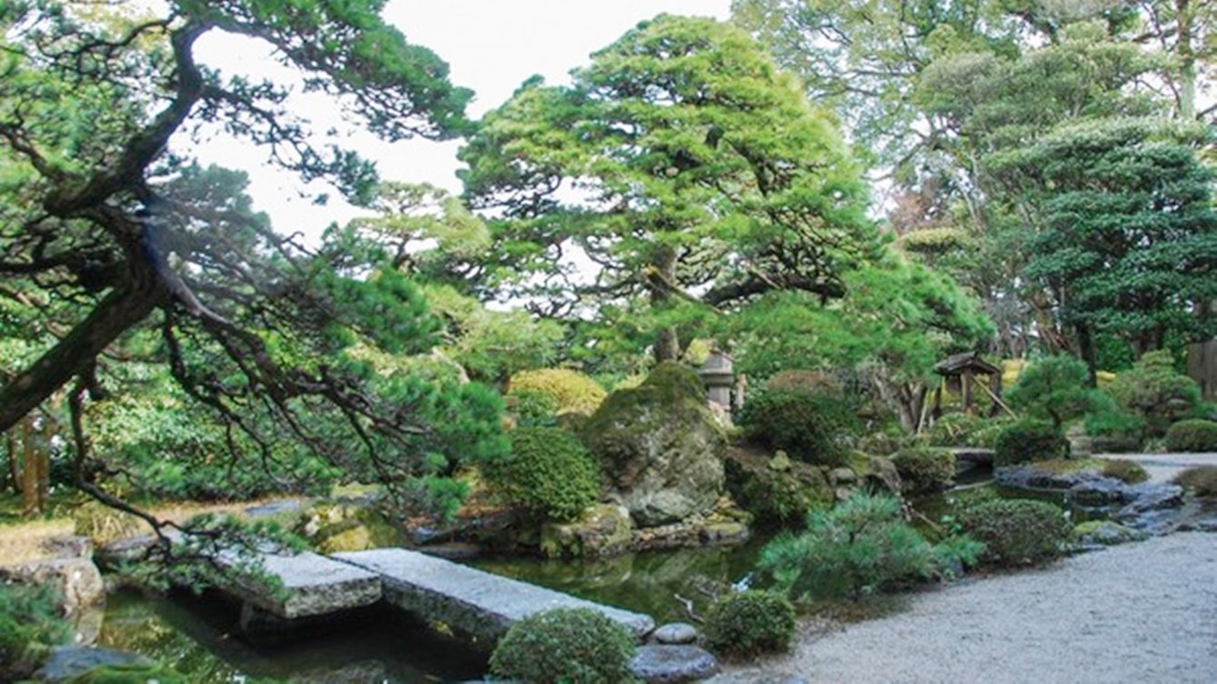 *【中庭】2階に位置する日本庭園は和の趣で癒されます。