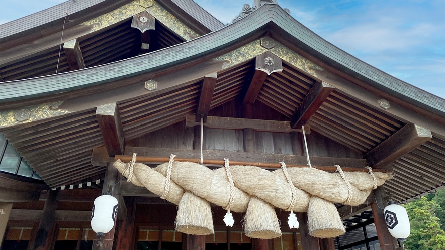 *【出雲大社】神楽殿正面の大しめ縄は長さ約13m、重さ5.2tもあり、日本最大級の大きさに圧倒！
