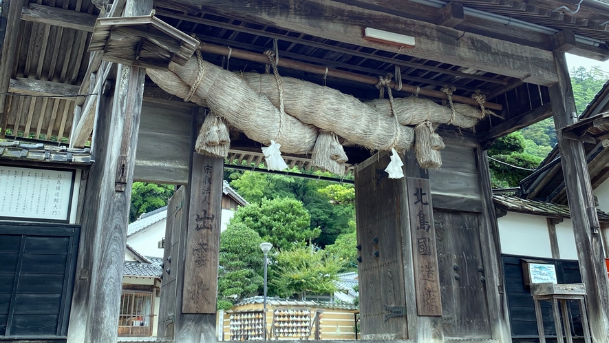 *【北島國造館】出雲大社に向かって右手、神域内で最古の建造物四脚門をくぐるとございます。