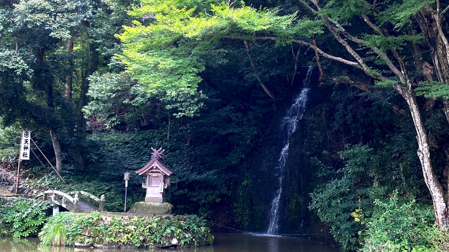 *【北島國造館】「萬代(よろずよ)を　かけずくだけぬいはがねを　つたいて落つる　亀の尾の瀧」