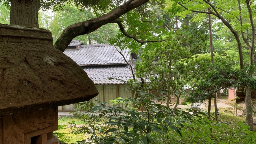 *【離れ竹深亭】本館2階から一旦外へ出て、階段を上って客室までご移動となります。