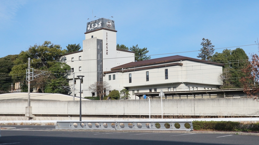 *【外観】ＪＲ出雲市駅から車で約３分の好立地です☆