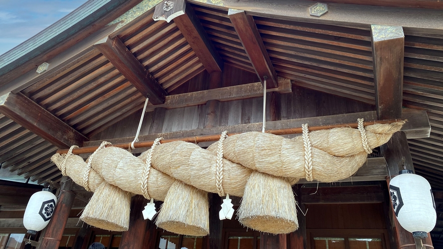 *【出雲大社】古くからの習わしで、しめ縄のかけ方が一般的な神社と逆になっていることも特徴的です。