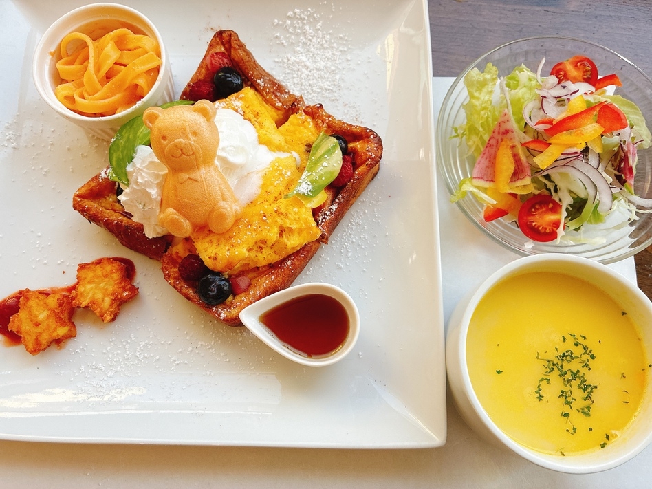 平和台ホテル５【名物！朝食】の１つ。『洋朝食』かわいいくまさんがのったフレンチトースト付＜朝食付＞