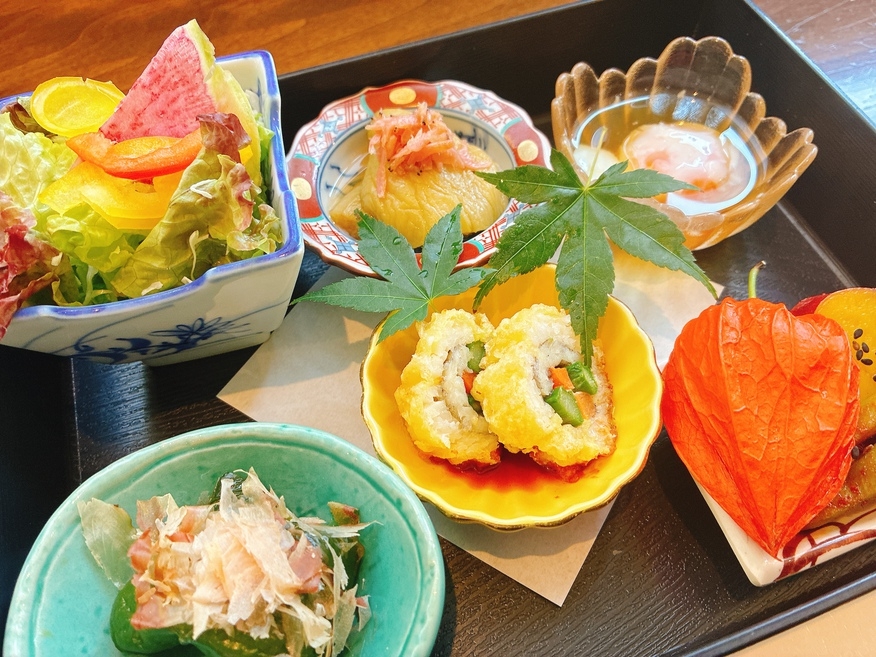 平和台ホテル５【名物！朝食】の１つ。『和朝食』”栄養バランス”　も　”ボリュームも”　◎＜朝食付＞