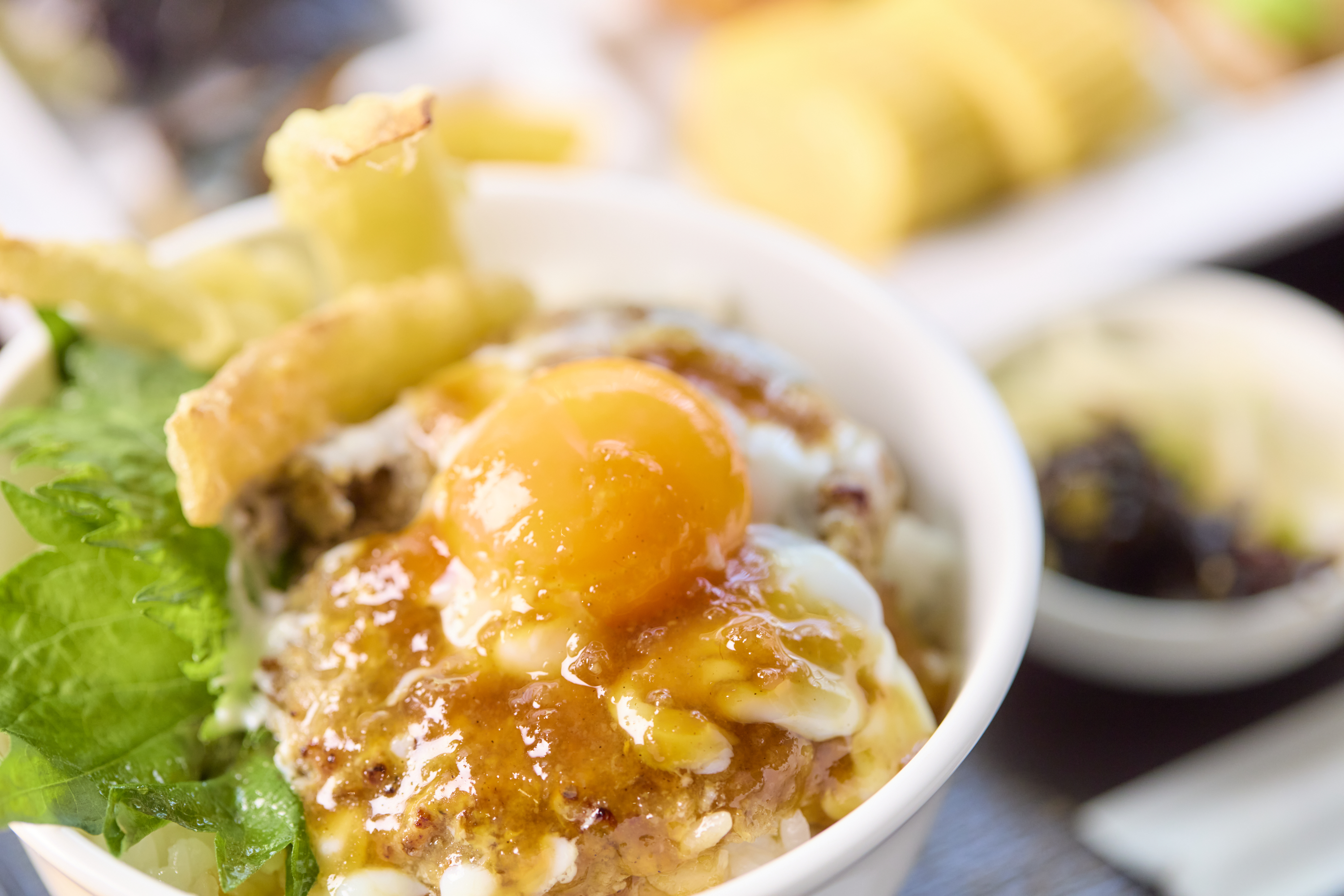 【2026年4月9日～】新朝食ビュッフェ！目の前で仕上げる、出来立てアツアツ「ハンバーグ丼」