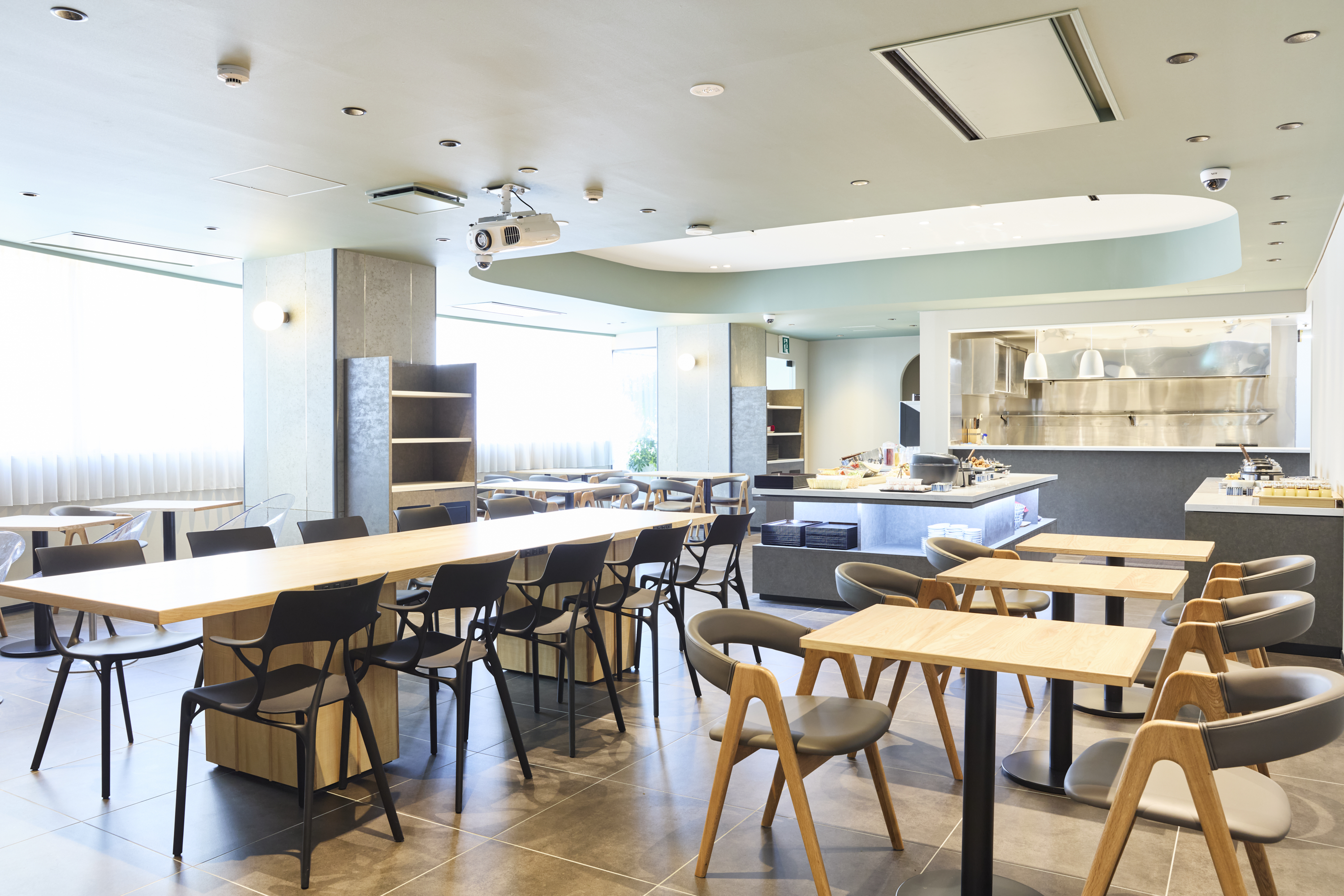 3/28〜宿泊者用フリースペース誕生！12-20時、Wi-Fi・珈琲完備。仕事や読書、休憩にぜひ♪