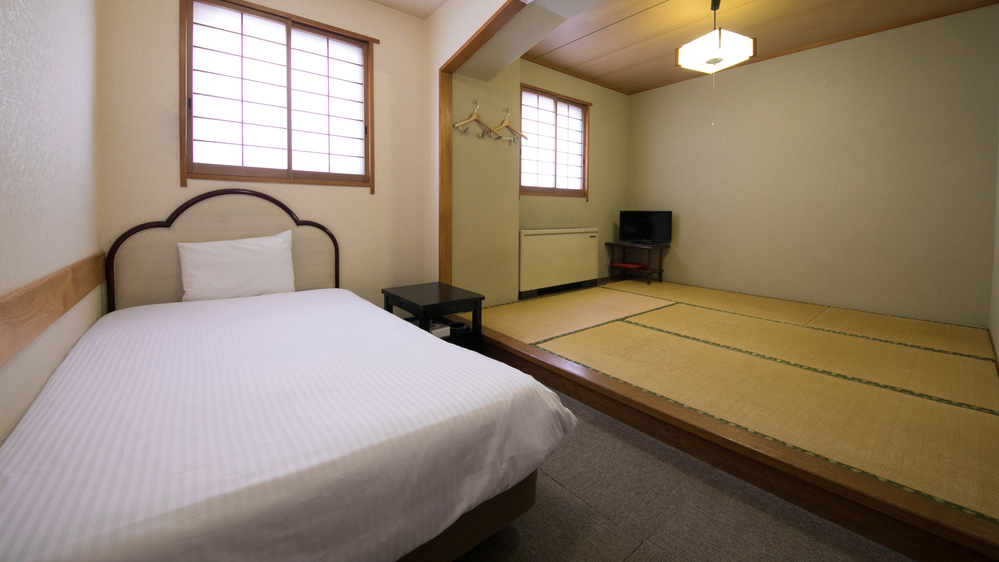 【和洋室（シングルベッド1台+布団2枚）】福岡市内では珍しい和洋室。